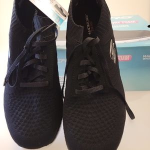 Never worn NWT women's black and white memory foam skechers sneakers Size 10